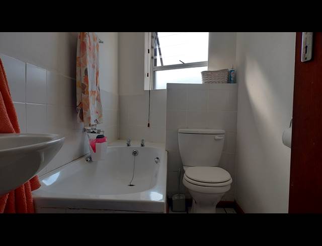 5 BEDROOM HOUSE FOR SALE IN FRAAIUITSIG